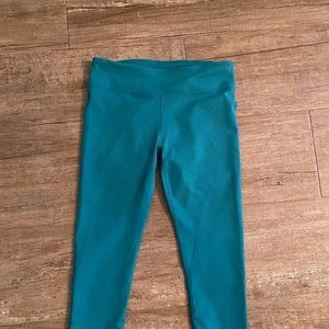 Fabletics - Mid-Rise Powerhold Capri - M